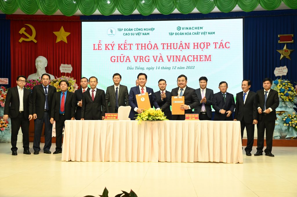 VRG ký kết hợp tác với Tập đoàn Hóa chất Việt Nam